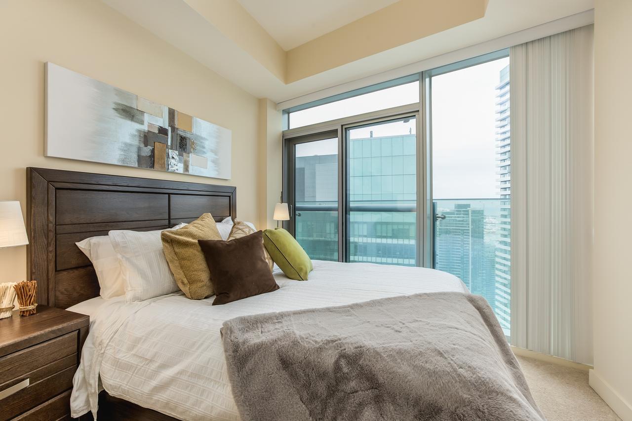 Upscale 3-Bedroom With Gorgeous Lake View Toronto Dış mekan fotoğraf